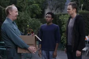 Der Gärtner Joshua (Matt Walsh, l.) erklärt Jeff (Joel McHale, r.) und Troy (Donald Glover, M.) seine "Philosophie des richtigen Springens" ...