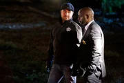 Als abseits eines Wanderweges ein totes, komplett mit Chrom versilbertes Mädchen aufgefunden wird, nehmen Nick Stokes (George Eads, l.) und Detective Kevin Crawford (Alimi Ballard) die Ermittlungen auf. Als abseits eines Wanderweges ein totes, komplett mit Chrom versilbertes Mädchen aufgefunden wird, nehmen Nick Stokes (George Eads, l.) und Detective Kevin Crawford (Alimi Ballard) die Ermittlungen auf.