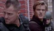 In der Hoffnung, den gefährlichen Anführer einer indonesischen Söldnertruppe aufzuspüren, verfolgen MacGyver (Lucas Till, r.) und Jack (George Eads, l.) deren Transport einer tödlichen Menge Nervengases ...