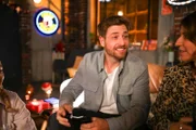 Yannick (Dominik Flade) hat Spaß an dem improvisierten Weihnachtsfest.