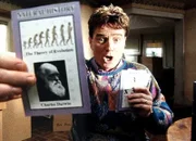 Hal (Bryan Cranston) versucht einem seiner Söhne die Evolutionstheorie mit Hilfe von Lehrkarten nahezubringen.