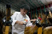 Florencio Sanchidrián beim Schinkenschneiden - eine hohe Kunst in Spanien