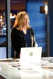 Julie Finlay (Elisabeth Shue) wertet die ersten Ermittlungsergebnisse aus, um Avas Mörder zu finden. Julie Finlay (Elisabeth Shue) wertet die ersten Ermittlungsergebnisse aus, um Avas Mörder zu finden.