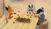 Rosie und Matteo wollen Emmie erklären, wie sie ganz leicht Nüsse öffnen kann.