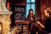 (v.li.): Nadia Lorenzi (Ulrike C. Tscharre), Emily Fetscher (Marie-Christine Friedrich)