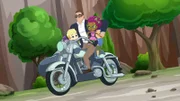 Arnold mit den Kindern auf einem Motorrad.