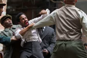 Aus Verzweiflung über den Verlust seiner Geliebten lässt sich Dr. Edwards (André Holland, M.) auf eine wilde Schlägerei ein.