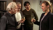 Alles Gute zum Geburtstag: Edwin (Tilo Prückner, l.) wird von Günter (Wolfgang Winkler, 2.v.r.), Hui Ko (Aaron Le, l.) und Vicky Adam (Katja Danowski, r.) überrascht.