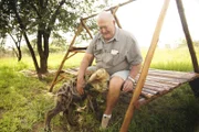 Hyänenmännchen Skabenga mit Vivian Bristow