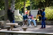 (V.l.n.r.:) Flora (Carla Hüttermann), Bela (Philip Müller), Badu (Arnold Makuissie), Pawel (Noel Okwanga) und Reena (Sophia Leonie Mauritz) versuchen den bei der vergangenen Insider-Aktion entstandenen Schaden zu beheben.
