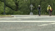New Yorks größter Park hat einiges zu bieten: Rad-Verleihe, romantische Kutschenfahrten, einen Zoo, den Shakespeare Garden und vieles mehr machen den Central Park so liebenswert und einzigartig. Was die meisten dabei jedoch ganz vergessen, ist seine über 160 Jahre alte Geschichte - inklusive einiger spannender Rätsel...