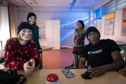 Flora (Carla Hüttermann, vorne links) stellt Rosa (Karlotta Hasselbach, hinten links), Reena (Sophia Leonie Mauritz) und Badu (Arnold Makuissie) vor die "Invisible Challenge".