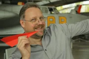 Papierflieger-Meister Dieter Krone kennt die richtige Falttechnik für eine optimale Flugkurve.