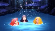 Rikki, Cleo und Emma (v.l.n.r.) sind im Mondsee auf der Insel Mako. Der Vollmond über ihnen scheint magische Kräfte zu besitzen.