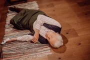 Theresa (Ursula Erber) erleidet einen Zusammenbruch.