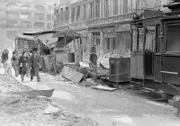 Eine Straßenbahn in der Berliner Oranienstraße, die nach einem Luftangriff zerstört wurde.