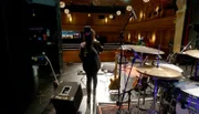 Um sich als unabhängige Musikerin im hart umkämpften Musikgeschäft einen Platz zu erobern, müssen Künstlerinnen ein verdammt dickes Fell und Durchhaltevermögen mitbringen. Vor allem, wenn es um ihre Existenzsicherung geht. Die Berliner Singer- Songwriterinnen Malonda und Naima Husseini brennen für ihre Musik und gehen diesen herausfordernden Weg. Seit vielen Jahren. - Naima im Backstage.