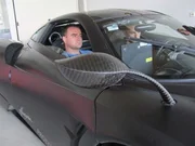 Zwei Männer sitzen in einem Auto.