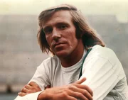 Er war der "etwas andere Fußballstar", sprengte Konventionen und blieb auch nach dem Karriereende in den Medien präsent: Günter Netzer. Zum 80. Geburtstag des Weltstars begibt sich "Terra X History" auf die Spuren seines Mythos.