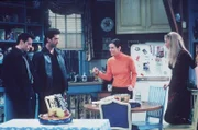 Joey (Matt LeBlanc, l.) und Ross (David Schwimmer, 2.v.l.) begreifen nicht, warum Monica (Courteney Cox, 2.v.r.) und Phoebe (Lisa Kudrow, r.) im Clinch liegen ...