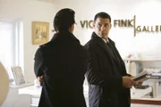 Javier Esposito (Jon Huertas, r.) fühlt dem Assistenten der Galerie Darius Langley (John Paul Pitoc, l.) auf den Zahn ...