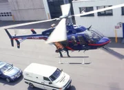 Tom (Rene Steinke) steht auf der Helicopterkufe und lässt Treibstoff auf den Kunsttransporter ab, um ihn zum Halten zu zwingen...