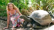 Moderatorin Tamina Kallert mit einer freilaufenden Riesenschildkröte.