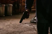 Waffe in der Hand