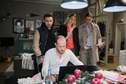 Tobias (Patrick Müller, vorne) überrumpelt seine Freunde Easy (Lars Steinhöfel, l.), Stella (Bettine Langehein) und Ringo (Timothy Boldt), als er entschlossen die Suche nach Vivien weiterverfolgt.