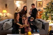 Jenny (Kaja Schmidt-Tychsen, hinten l.) und Justus (Matthias Brüggenolte, hinten r.) versöhnen sich und feiern mit Chiara (Alexandra Fonsatti, l.), Annabelle, Nils, Luisa Estelle und der restlichen Familie Weihnachten.