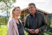 Franziska (Simone Hanselmann) zeigt Martin (Hans Sigl) das Haus, das sie kaufen möchte.