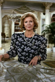 Gräfin Christine von Guldenburg (Christiane Hörbiger) im Salon des Schlosses Guldenburg.
