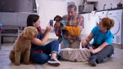 Auf Wuffels Anregung hin, machen Tess (von l. nach r. Andrea Valls), Opa Denis (Raul Ryan) und Angela (NN) Fotos von der Dackelhündin Penny.