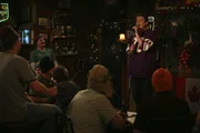 Marshall (Jason Segel, r.) nimmt Robin mit in eine Bar, die ihn an seine Heimat Minnesota erinnert. Robin ist begeistert ...