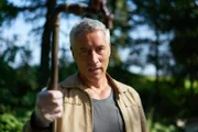 Matthias Hamm (Ralph Herforth) hat die Tatwaffe ermittelt. Es ist ein altes Rohr aus dem Umkleideraum, in dem der Tote gefunden wurde.