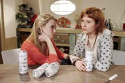 Kim (Lara-Isabelle Rentinck, l.) und Theresa (Anja Thiemann, r.) bemerken, dass sie Seelenverwandte sind...