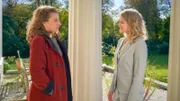 Emma (Charlotte Woolfe, r.) vertraut Rebecca (Antonia Bill, l.) ein Geheimnis an und bringt die Vikarin damit in eine emotionale Zwickmühle.