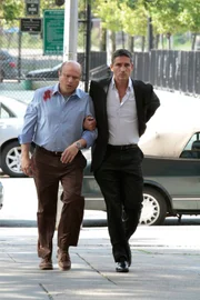 Reese (Jim Caviezel, r.) bringt den verletzten Charlie Burton (Enrico Colantoni) in Sicherheit, nachdem er Schlimmeres verhindern konnte.