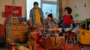 Frau Hobbs (Mitte, Angela Curran) entpuppt sich als musikalisches Talent. Da können Wuffel, Simon (James Merry) und Tom (Ellis-James Naylor, r.) nur staunen.