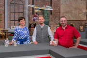 v.li.: Roswitha Holly, Willi Gabalier und Carl Egger mit dem Objekt "Gärtnerin" und "Mädchen mit Hund".
