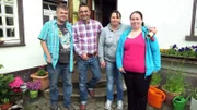 Christof (47, li.) und seine neue Freundin Ilona (2.v.re.) wohnen seit einiger Zeit zusammen. Die 46-Jährige hat ihre alte Heimat hinter sich gelassen und ist mit Sack und Pack sowie jeder Menge Trödel bei Christof eingezogen. Jetzt teilen sich die beiden ein kleines Zimmer in Christofs Pension, während die Scheune mit Ilonas Kartons und Kisten vollgestellt ist. RTL II-Trödelprofi Mauro Corradino reist an, um gemeinsam mit dem Paar wieder Platz zu schaffen.