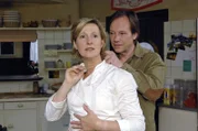 Armin (Rainer Will, r.) überrascht Susanne (Heike Jonca, l.) mit einer Goldkette - und macht ihr damit ein schlechtes Gewissen.