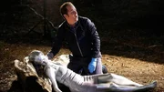 Gerichtsmediziner Dr. David Phillips (David Berman) untersucht eine von einem Wanderer gefundene weibliche Leiche, die komplett mit einer Schicht Silber überzogen ist. Gerichtsmediziner Dr. David Phillips (David Berman) untersucht eine von einem Wanderer gefundene weibliche Leiche, die komplett mit einer Schicht Silber überzogen ist.