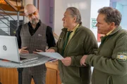 Girwidz (Michael Brandner, m.) kann es nicht glauben, als er den angeblichen Wert des Mackes von dem Galeristen Dr. Hartmut Weber (Alexander Wesselsky, l.) erfährt.