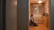 Schwester Maria meditiert und betet.