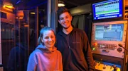Mit Bühnentechniker Bonifaz checkt Marina, wie eine Personenversenkung in der Oper funktioniert.