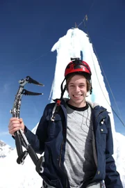 Checker Tobi beim Eisklettern