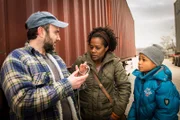 Ifemelu (Denise M’Baye, M.) versucht, mit ihrem Sohn David (Kenneth Parnitzke, r.) nach Taragona zu fliehen. Eddi (Michael Krabbe, l.) reicht der Schmuck jedoch nicht, den sie ihm dafür anbietet.