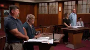 Während der Verhandlung sprechen ein Mann und eine Frau mit dem Richter