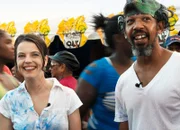 Fernweh Karibik Folge 1 Moderatorin Mona Vetsch mit Guide David St. Clair beim Karneval in Trinidad.